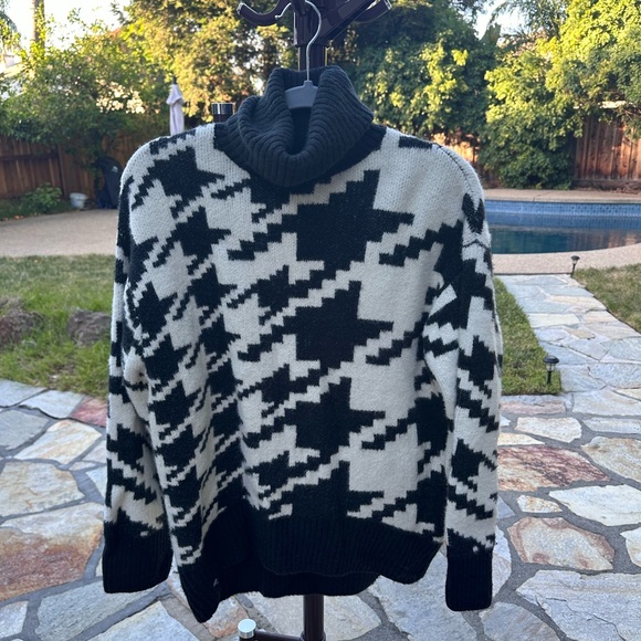 H&M winter sweater. Super cute and warm. Size XS oversized. - Picture 1 of 3
